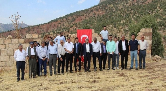 PKK’nın katlettiği yakınlarını saldırının gerçekleştiği eve Türk Bayrağı asarak andılar