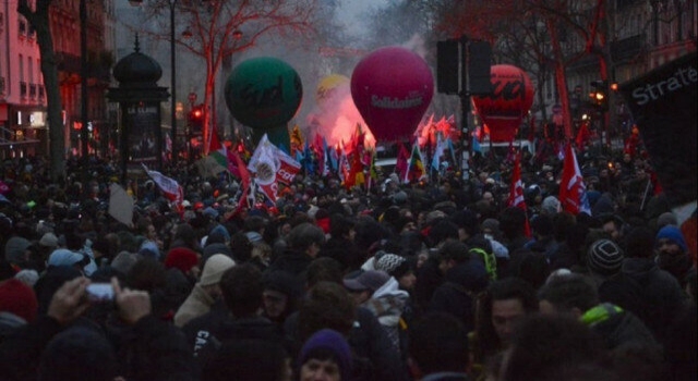Göstericiler Paris sokaklarını savaş alanına çevirdi