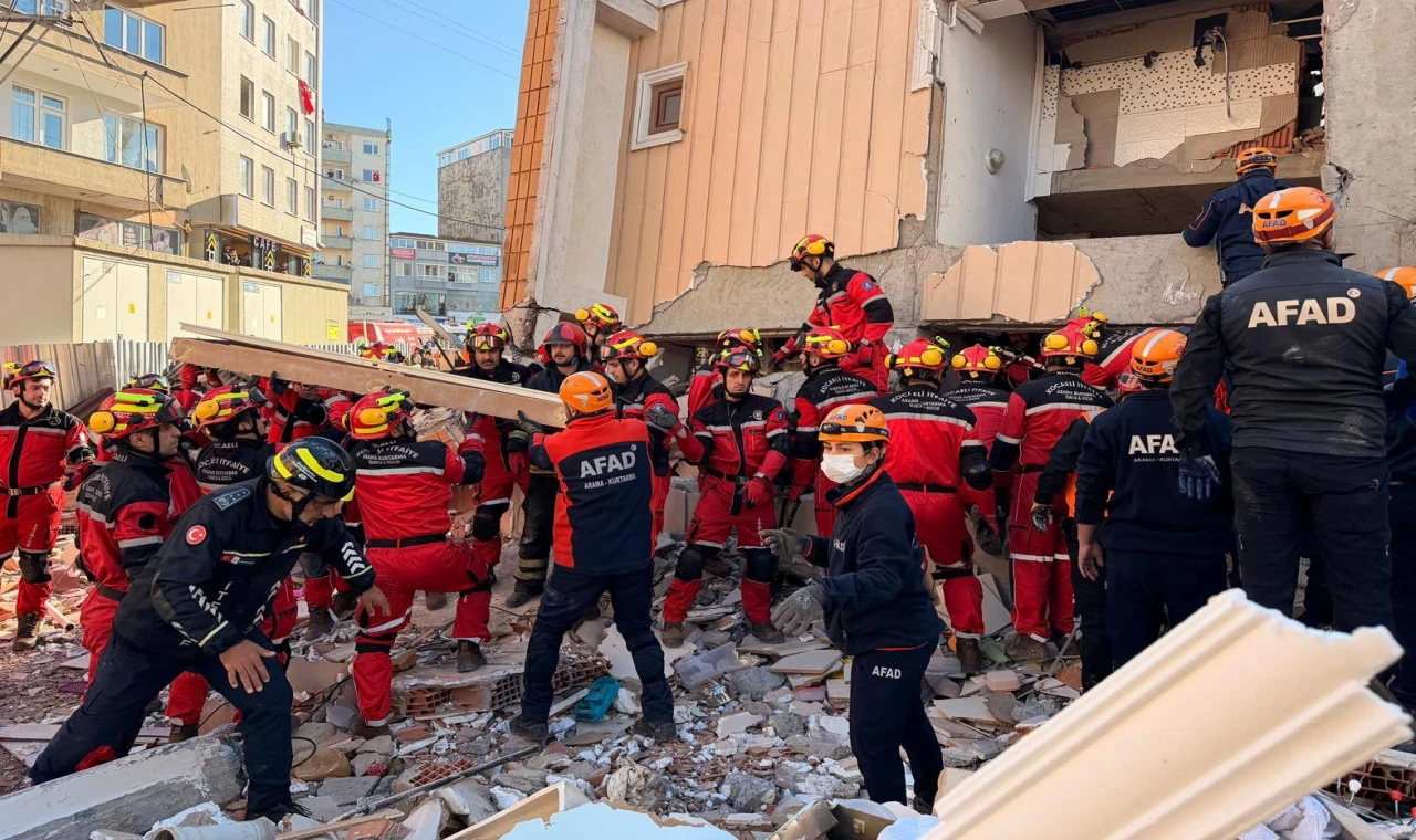 Gebze enkazında kurtarma sürüyor