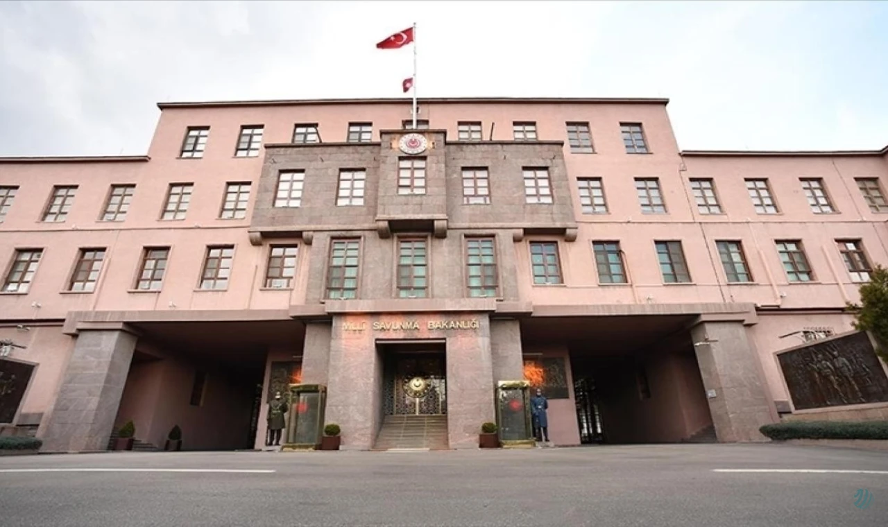 Alay ve tabur komutanı dahil dört personelin TSK'dan ilişiği kesildi