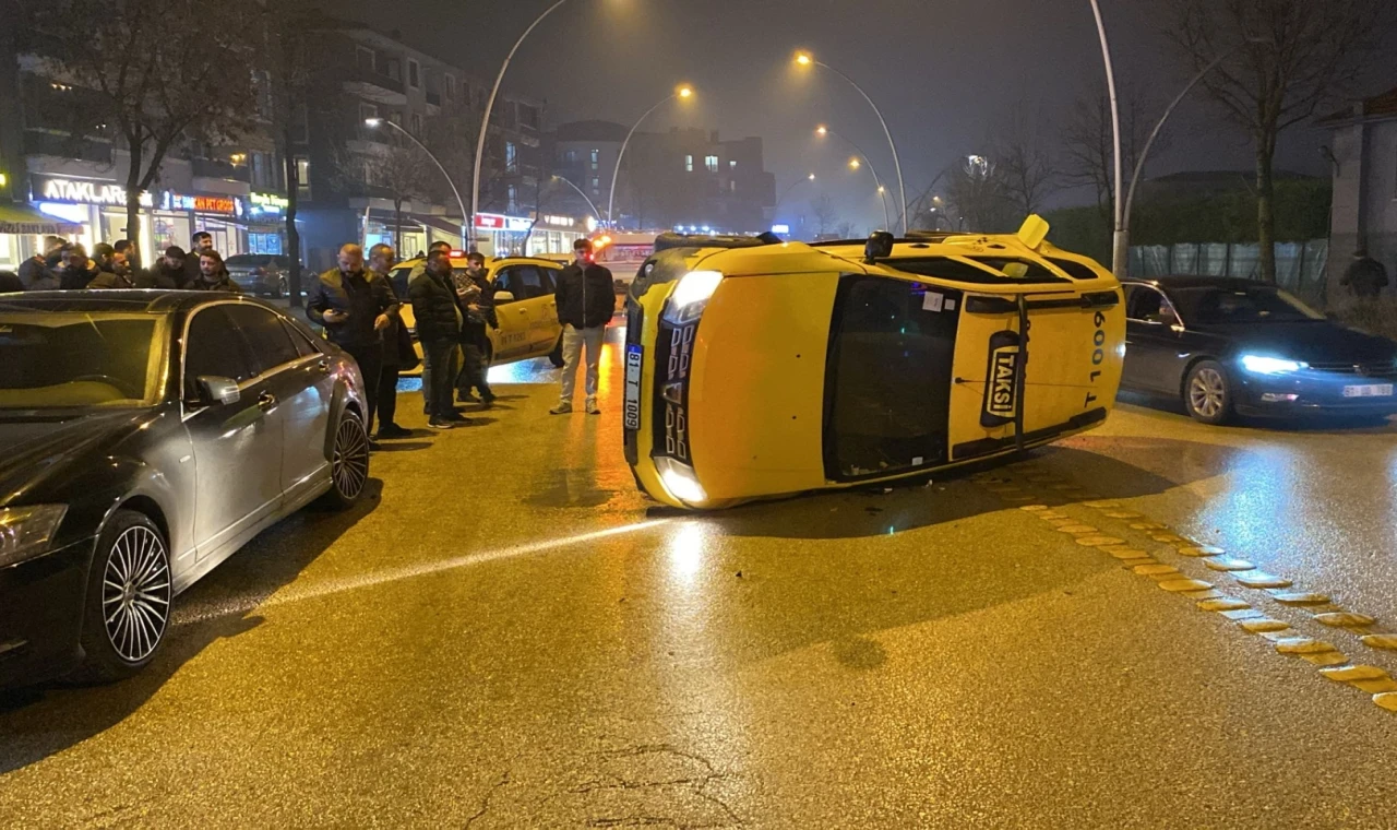 Düzce’de ticari taksi park halindeki araca çarpıp devrildi!