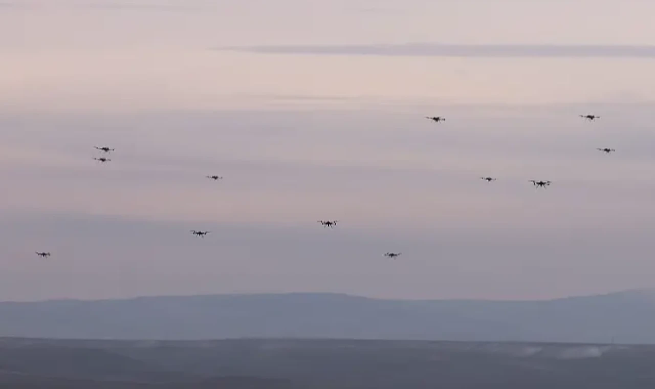 Türkiye’de ilk! Sürü İHA’lar gerçek mühimmatla hedefi vurdu