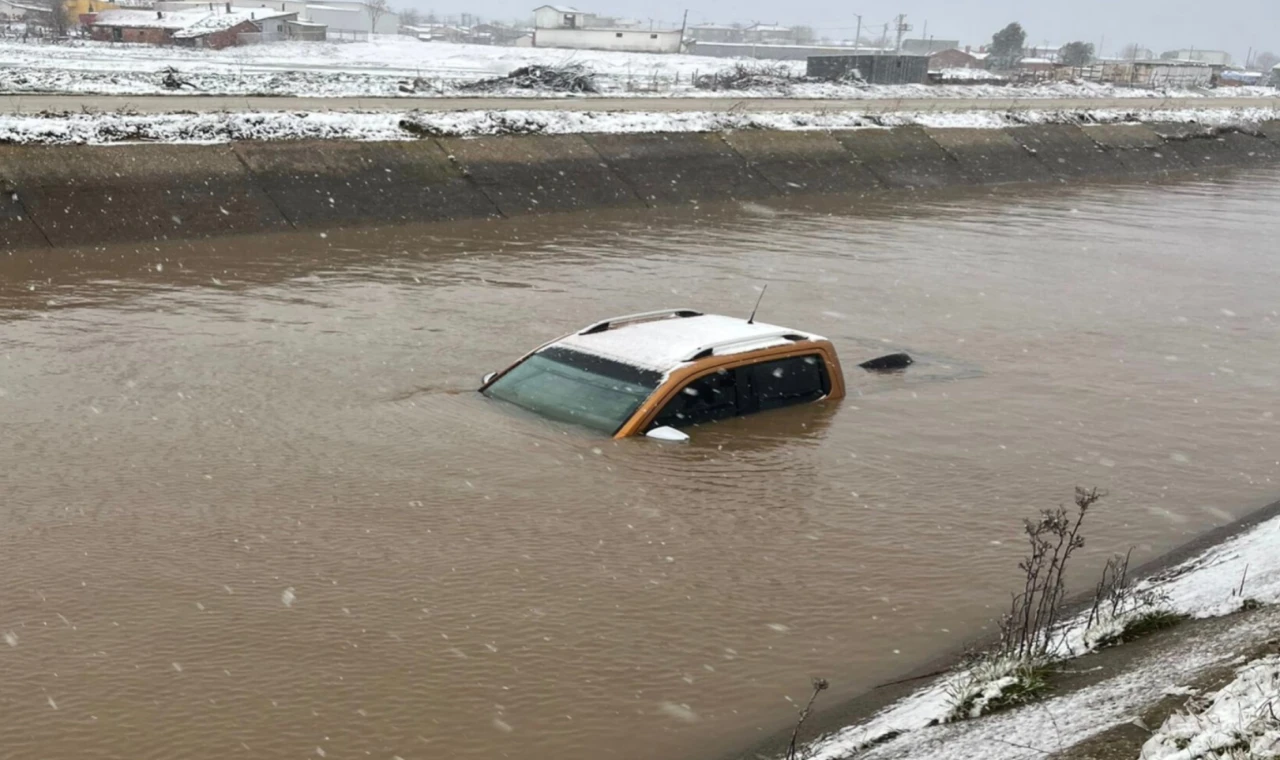 Edirne’de kanala uçan otomobilin sürücüsünün cansız bedeni bulundu