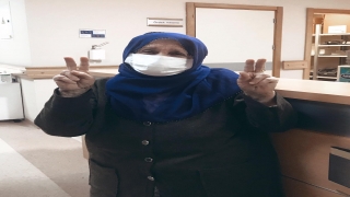Koronavirüsü yenen yaşlı kadın alkışlarla taburcu edildi