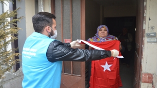 Evinden çıkamayan vatandaşın Türk bayrağı isteği gerçekleştirildi