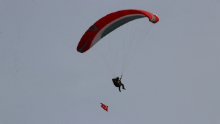 Yamaç paraşütleriyle gökyüzünde Türk bayrakları açtılar