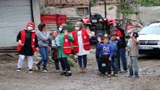 Türk Kızılay ev ev dolaştığı çocukları bayramlıklarla sevindirdi