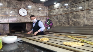 Sivas Valisi Salih Ayhan pide fırınında ekmek pişirdi 