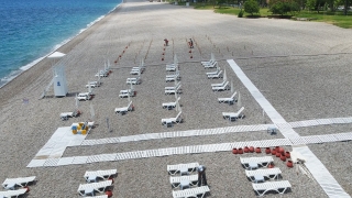 Dünyaca ünlü Konyaaltı sahilinde "sosyal mesafeli tatil" düzenlemesi