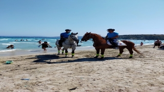 Atlı jandarma ekipleri İzmir sahillerinde denetleme yaptı