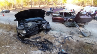 Antalya’da iki otomobil çarpıştı: 2 yaralı