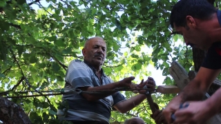 Parmağını çelik tele sıkıştırdığı ağaçta mahsur kalan vatandaşı itfaiye kurtardı
