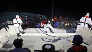 Balıkesir’de Türk kara sularına itilen 32 düzensiz göçmen kurtarıldı