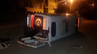 Hatay’da hasta taşıyan ambulans devrildi: 3 yaralı