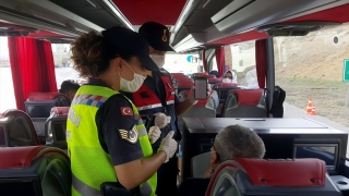 Jandarma ekipleri şehirler arası otobüslerde Kovid19 denetimi yaptı