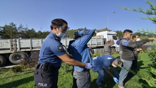 Çorum’da bir tırın dorsesinde 6 düzensiz göçmen yakalandı