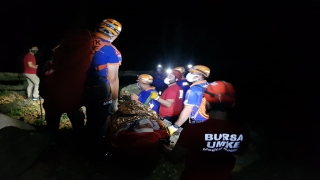 Bursa’da dereye düşerek yaralanan kişiyi ekipler kurtarıldı