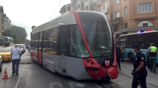 Fatih’te tramvay ile servis aracı çarpıştı