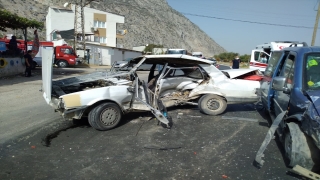 Manisa’da hafif ticari araçla otomobil çarpıştı: 1 ölü, 3 yaralı