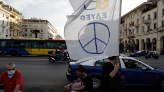 Yunanistan’da göstericiler, ABD bayrağını yaktı