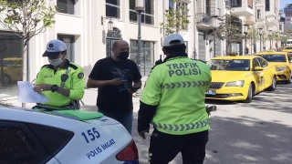 Taksim’de karantina ihlali yapan taksi şoförü sağlık ekiplerine teslim edildi