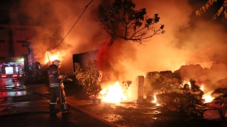 İzmir’de hurdalık alanda çıkan yangın söndürüldü