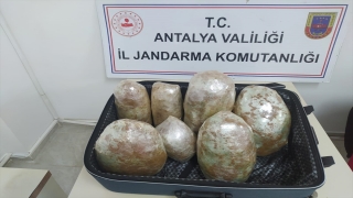Antalya’da valizinde 25 kilogram uyuşturucu ele geçirilen zanlı tutuklandı