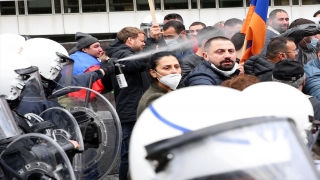 AB kurumları önünde gösteri yapan Ermenilere polis müdahale etti