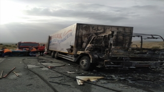Kırıkkale’de eşya yüklü kamyon yandı