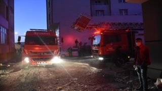 Kars’ta 4 katlı binada çıkan yangında mahsur kalan 15 kişi kurtarıldı