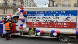 Fransa’da işçi sendikaları ve göçmenler Macron hükümetini protesto etti