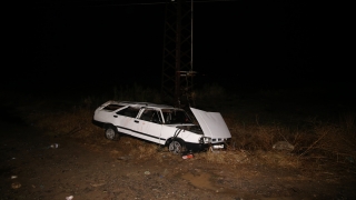 Manisa’da şarampole devrilen otomobildeki 3 kişi yaralı