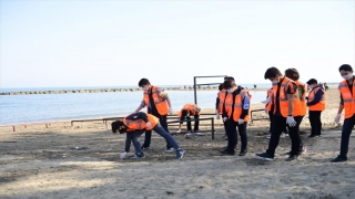 Ordu’da kumsalda ders gören öğrenciler teneffüste çöp topladı