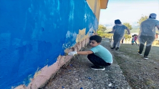 Samsun’da gönüllü gençler ”köy” okulunu boyadı