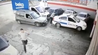 Adana’da 3 kişinin aracın altında kalmaktan son anda kurtulması kameraya yansıdı