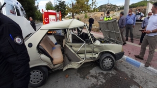 Burdur’da kamyonetle otomobil çarpıştı: 2’si çocuk 7 yaralı 