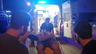 Adana’da kaldırıma çıkan motosikletli yayaya çarptı: 2 yaralı