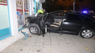 Adana’da marketin girişine çarpan otomobilin sürücüsü yaralandı