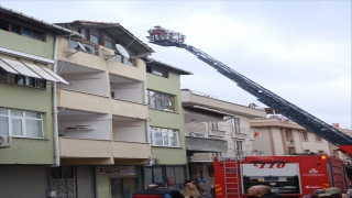 Ataşehir’de 3 katlı iş yerinin çatısı yandı