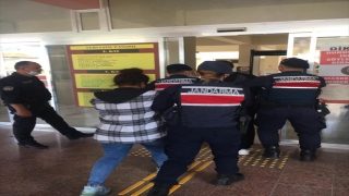 İzmir’de bayılttıkları kişinin ziynet eşyasını çaldıkları iddiasıyla 3 zanlı yakalandı