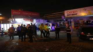Şanlıurfa’da hafif ticari araç marketin önünde oturanlara çarptı: 8 yaralı