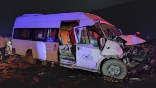 Mersin’de yolcu minibüsüyle traktör çarpıştı: 8 yaralı