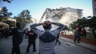 İzmir’deki depremde bir kısmı yıkılan Karagül Apartmanı kontrollü olarak yıkıldı