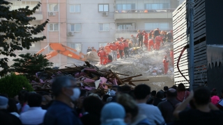 İzmir’de deprem sonrası yıkılan Rıza Bey Apartmanı enkazındaki kurtarma çalışmasına ara verildi