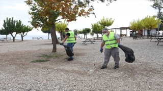 Antalya’da ”Deniz Çöpleri İzleme Programı” kapsamında sahil temizliği yapıldı