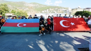 Azerbaycan’ın zaferini bayraklı atlayışla kutladılar