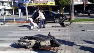 Alanya’da otomobil motosiklete ve yayaya çarptı: 2 yaralı