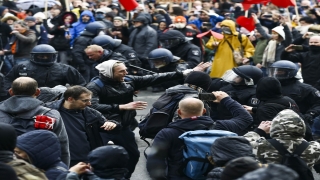 Berlin’de Kovid19 politikasına karşı yapılan gösteriye polis müdahalesi