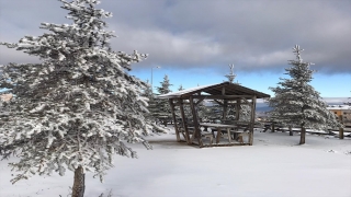Samsun’da Akdağ Kayak Merkezi’ne mevsimin ilk karı yağdı