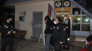 Adana’da parkta darbettikleri birinin parasını gasbetmeye çalışan iki saldırgan yakalandı